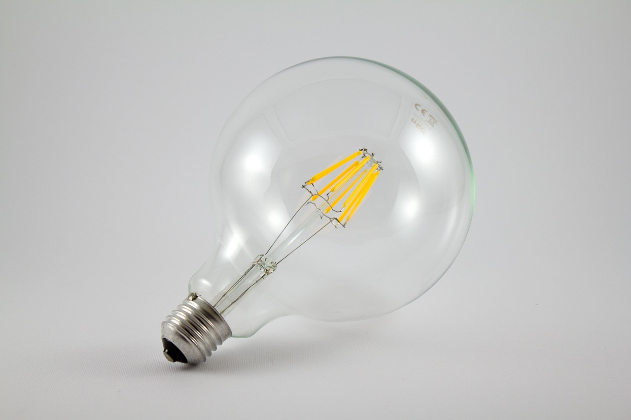 Zonnepanelen voorzien duurzame stroom voor huisverlichting. Zonnepanelen voorzien duurzame stroom voor huisverlichting.