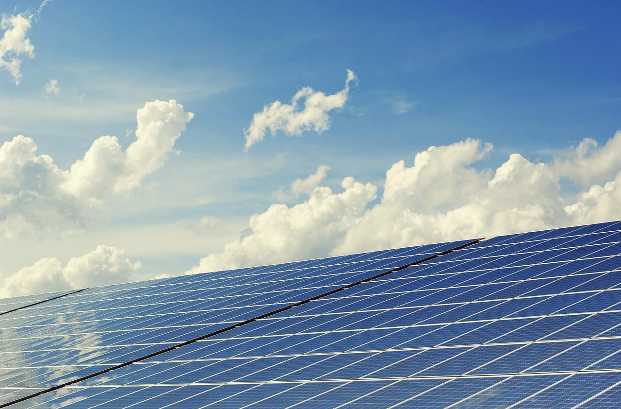 Zonnepanelen met futuristisch, hexagonaal ontwerp op dak. Zonnepanelen met futuristisch, hexagonaal ontwerp op dak.