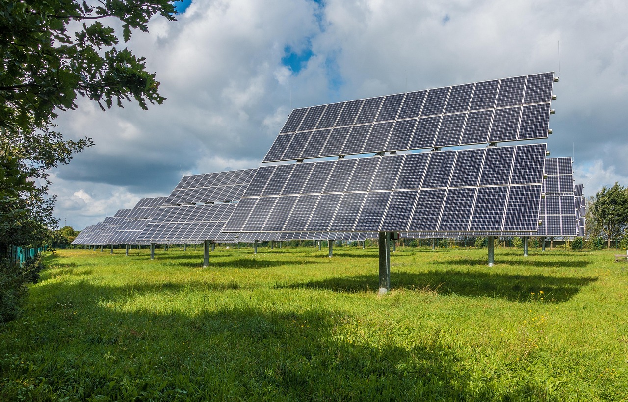 Transparante zonnepanelen geïnstalleerd op gebogen daken. Transparante zonnepanelen geïnstalleerd op gebogen daken.