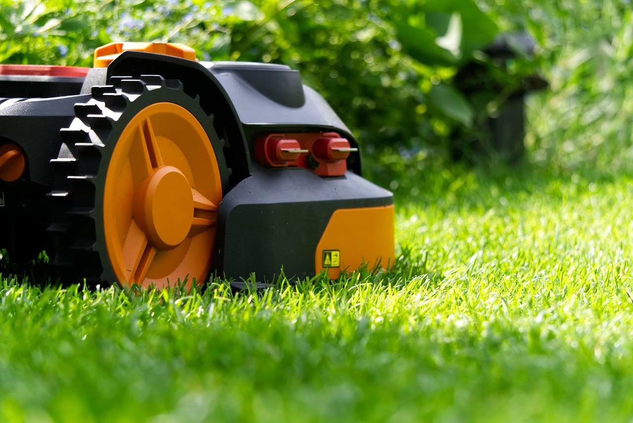 Een drone maakt luchtbeelden van een moderne tuin. Een drone maakt luchtbeelden van een moderne tuin.