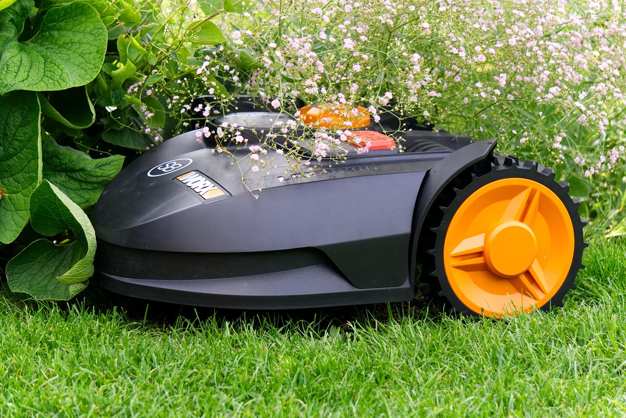 Een tuinrobot maait efficiënt een groot gazon. Een tuinrobot maait efficiënt een groot gazon.