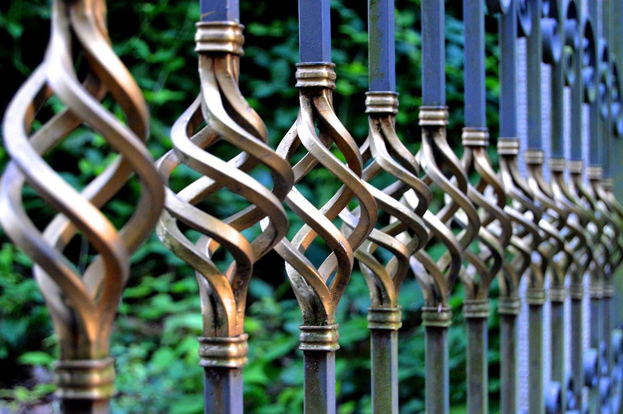 Heldere zonovergoten tuin met creatieve sculpturen.