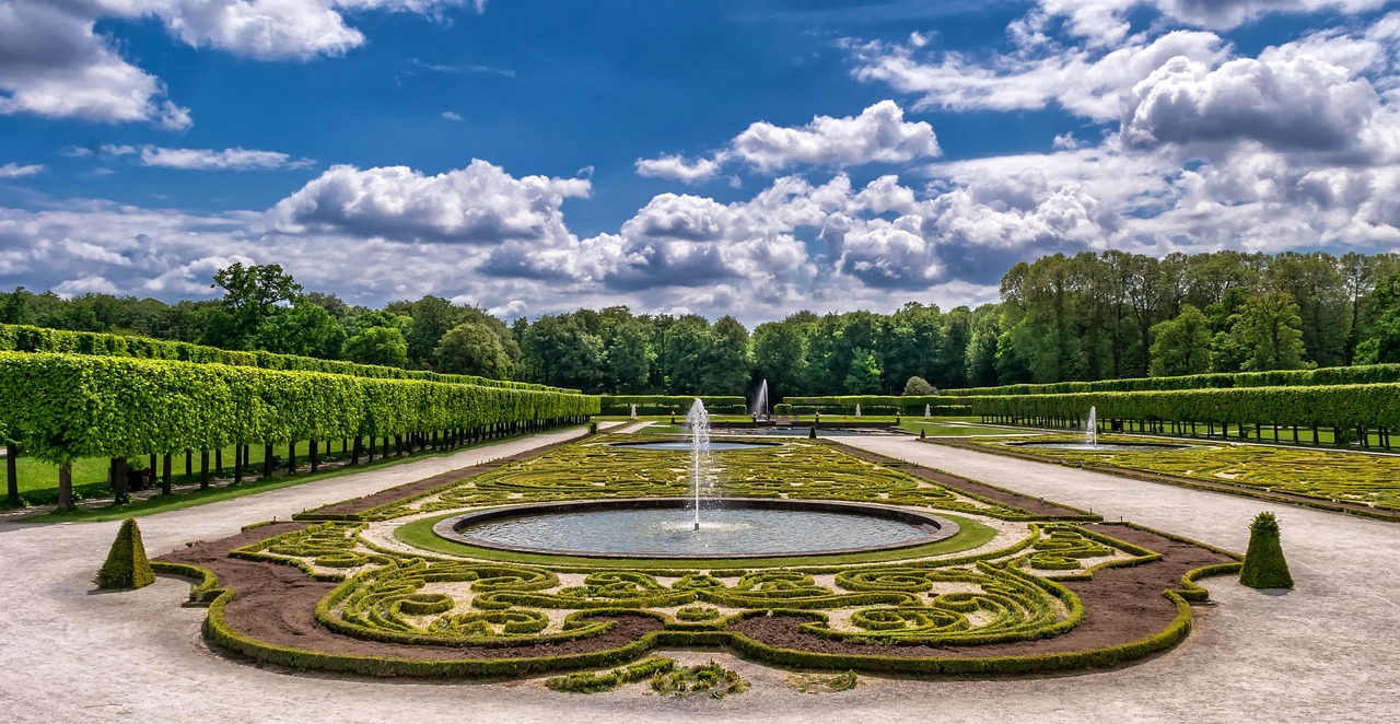 Geïmproviseerd tuinmuseum met kleurrijke zomerkunstwerken.