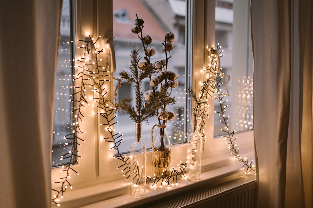 Vensterversiering met gerecyclede glas-in-loodpanele. Vensterversiering met gerecyclede glas-in-loodpanele.