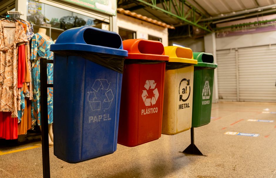 Een opgeruimde badkamer met gescheiden recyclingsbakken. Een opgeruimde badkamer met gescheiden recyclingsbakken.