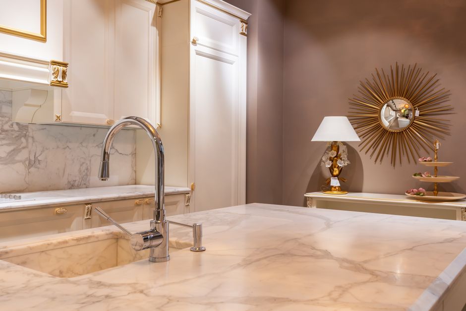 Moderne woonkamer met vloer van zwart marmer. Moderne woonkamer met vloer van zwart marmer.