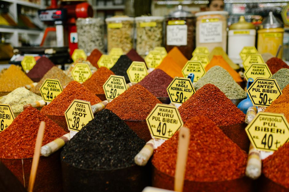 Kruideningrediënten voor herfstkruidenmixen in schaaltjes Kruideningrediënten voor herfstkruidenmixen in schaaltjes