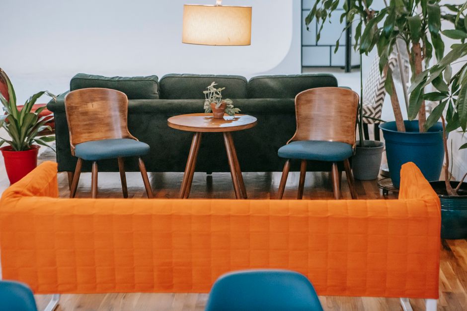 Stijlvol bloementapijt in retro oranje kleuren Stijlvol bloementapijt in retro oranje kleuren