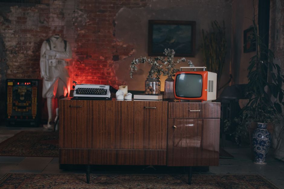 Retro oranje bank in vintage woonkamer Retro oranje bank in vintage woonkamer