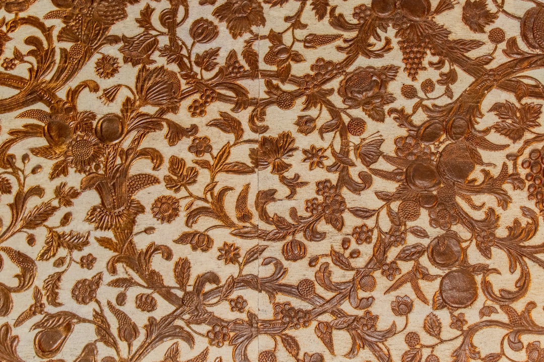 Kleurrijke mandala op een rustgevend strand