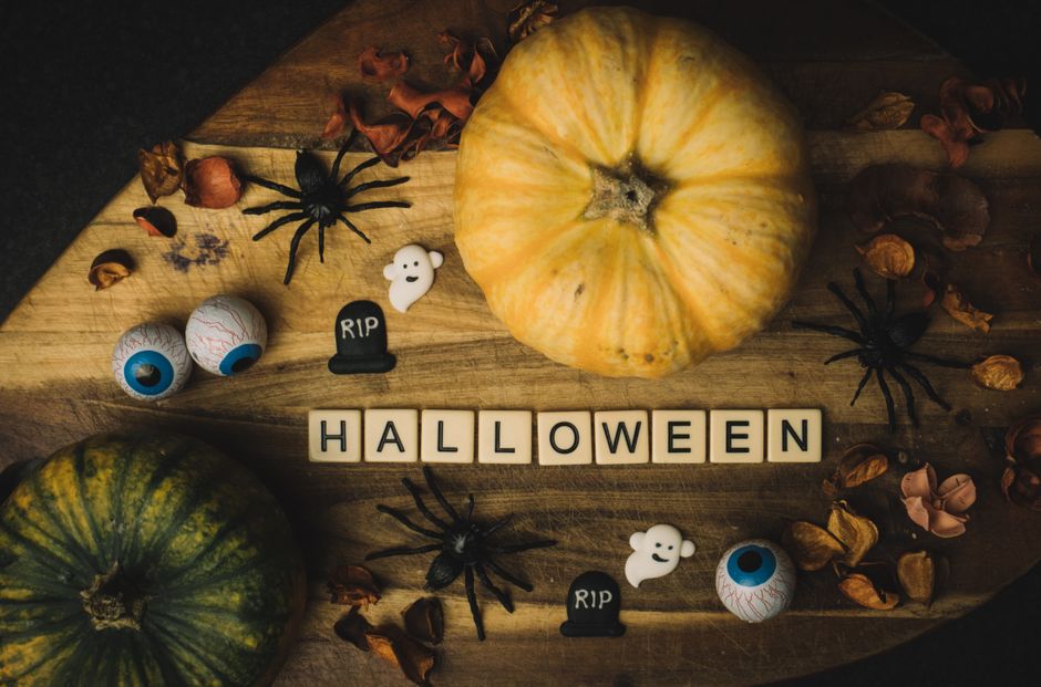 Stijlvolle Halloween-hoek met skeletten en lantaarns Stijlvolle Halloween-hoek met skeletten en lantaarns