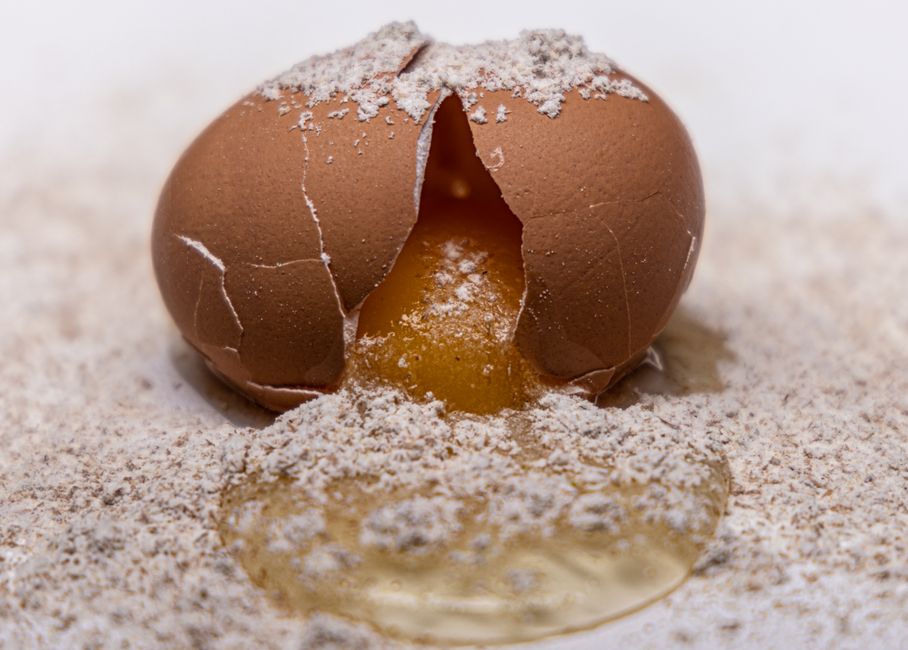 Een versiering van dennenappels en bladeren. Een versiering van dennenappels en bladeren.