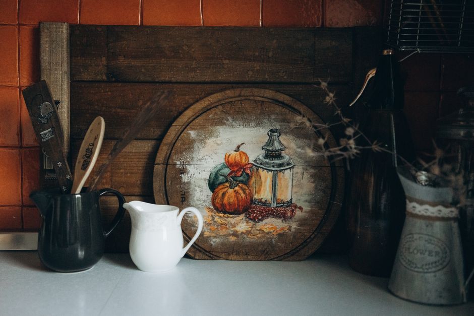 Zelfgemaakte herfstkransen met oranje pompoenen. Zelfgemaakte herfstkransen met oranje pompoenen.