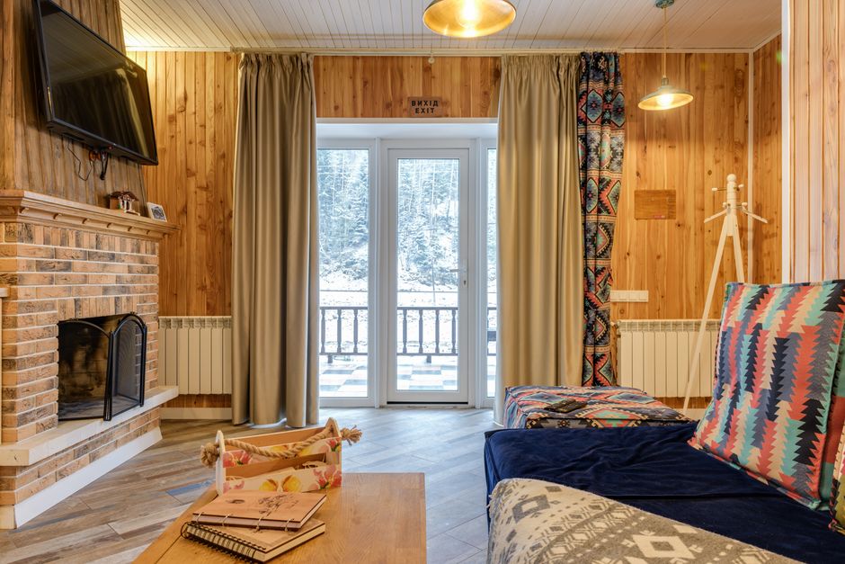 Herfst interieur met plaid gordijnen in woonkamer. Herfst interieur met plaid gordijnen in woonkamer.