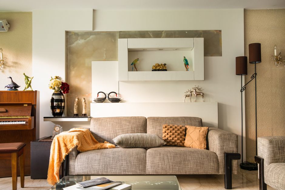Fluwelen groene fauteuil in moderne woonkamer.