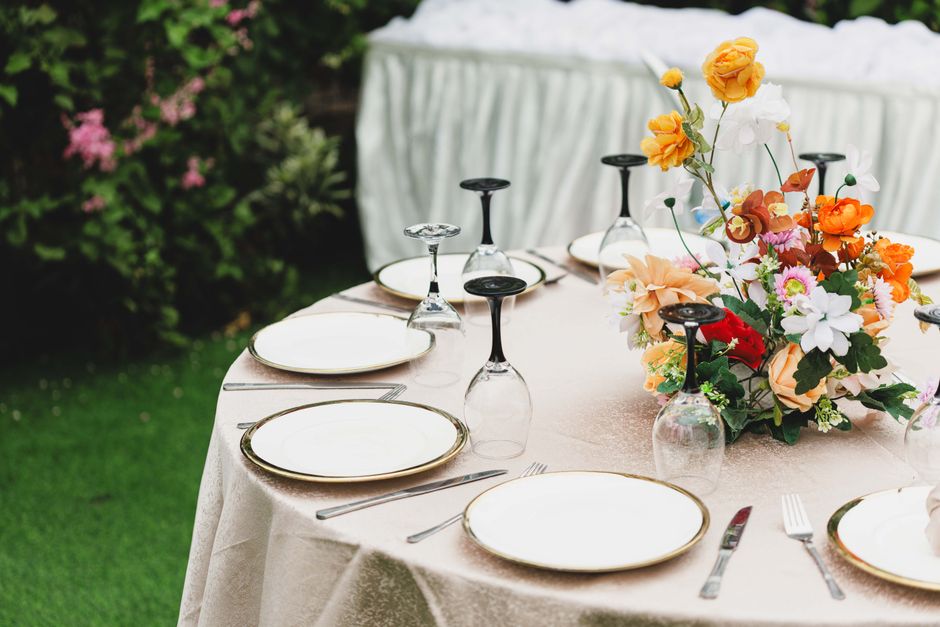 Rustieke servies op houten tuintafel in de nazomer.