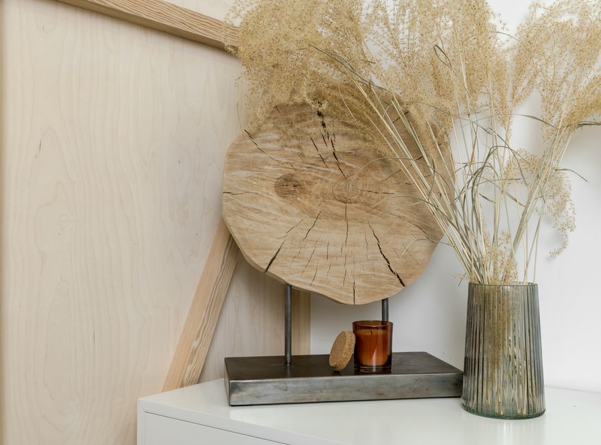 Gezellige open haard met houten omlijsting. Gezellige open haard met houten omlijsting.
