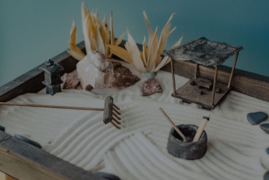Traditionele Japanse zen-garten met boeddhabeeld. Traditionele Japanse zen-garten met boeddhabeeld.