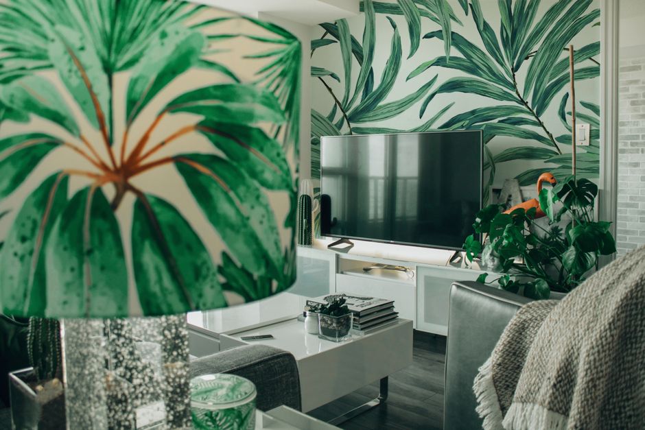 Naadloos fotobehang met natuurprint in slaapkamer.