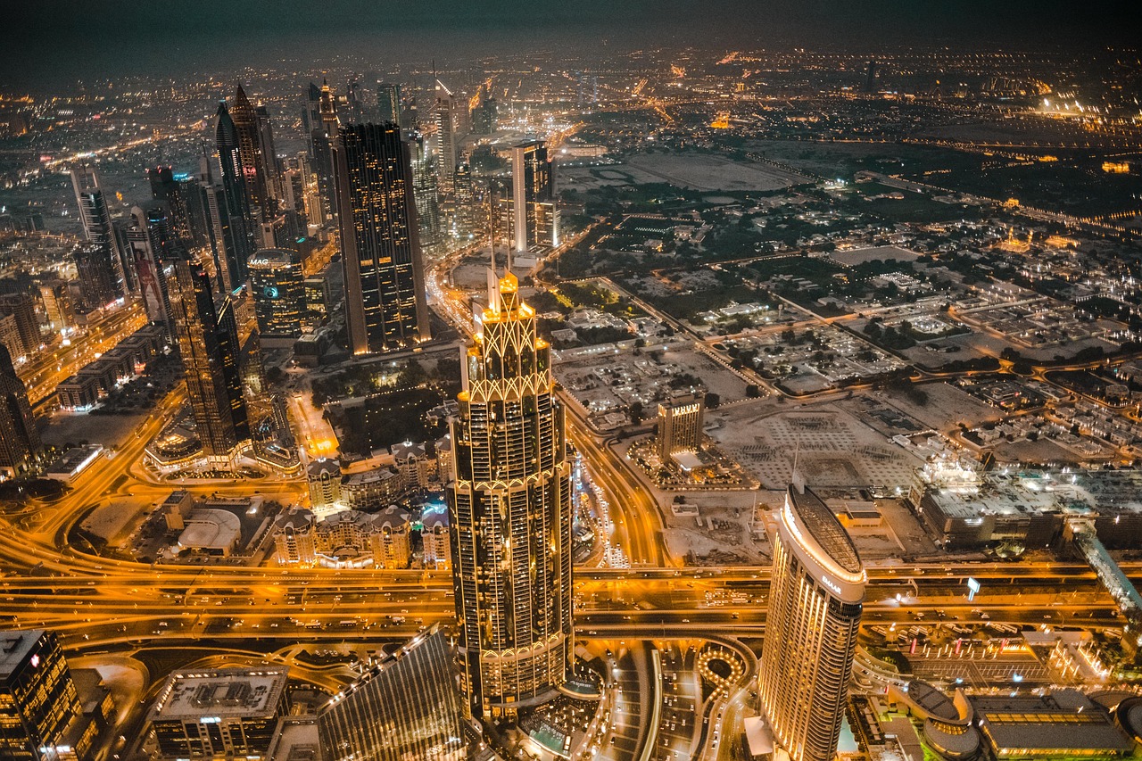 Dubai's skyline schitterend onder de woenstijnzon. Dubai's skyline schitterend onder de woenstijnzon.